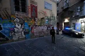 napoli accoltellato sguardo troppo ricoverato