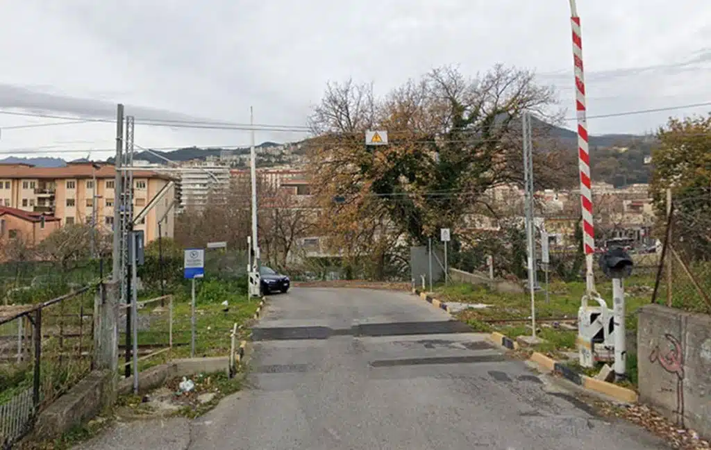salerno auto bloccata passaggio livello 2 ottobre