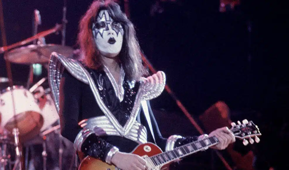 Morto a 74 anni Ace Frehley, storico chitarrista dei Kiss e icona del glam rock