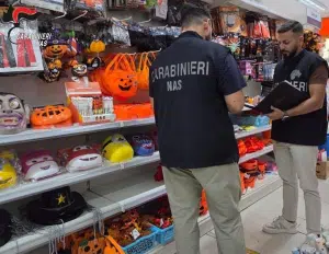 Salerno sequestrati giocattoli Halloween