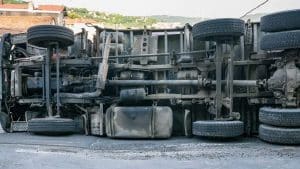 Tir si ribalta sulla Statale 19 a Serre: strada chiusa e traffico deviato, disperso il carico di latte