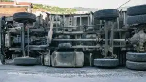 Tir si ribalta sulla Statale 19 a Serre: strada chiusa e traffico deviato, disperso il carico di latte
