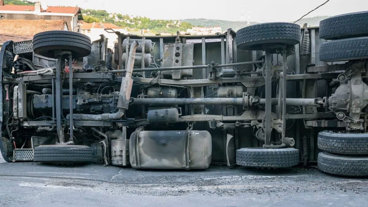 Tir si ribalta sulla Statale 19 a Serre: strada chiusa e traffico deviato, disperso il carico di latte