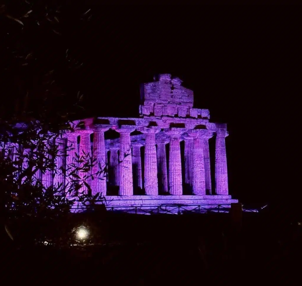 paestum tempio athena illuminato rosa prevenzione tumore seno