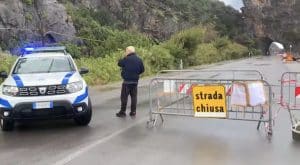 masso precipita strada mingardo camerota