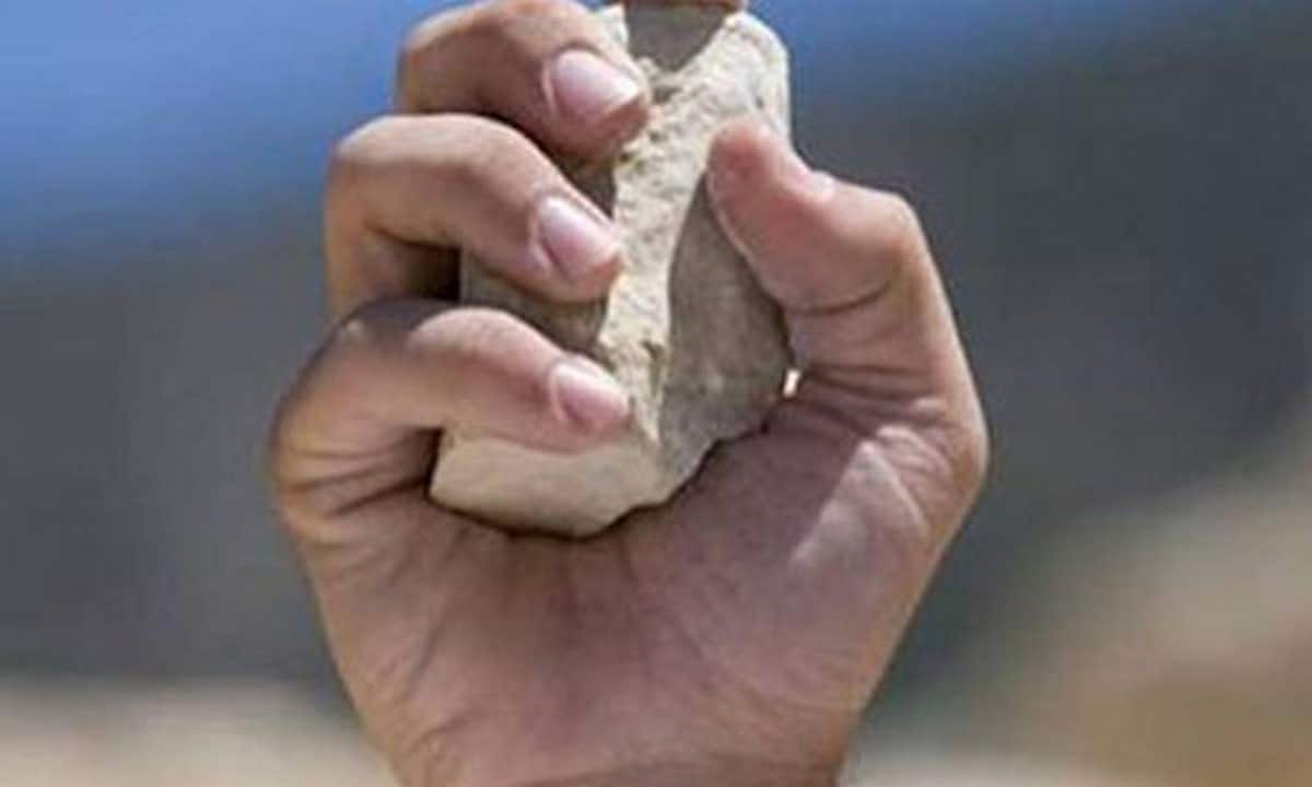 salerno lancio pietre auto fratte