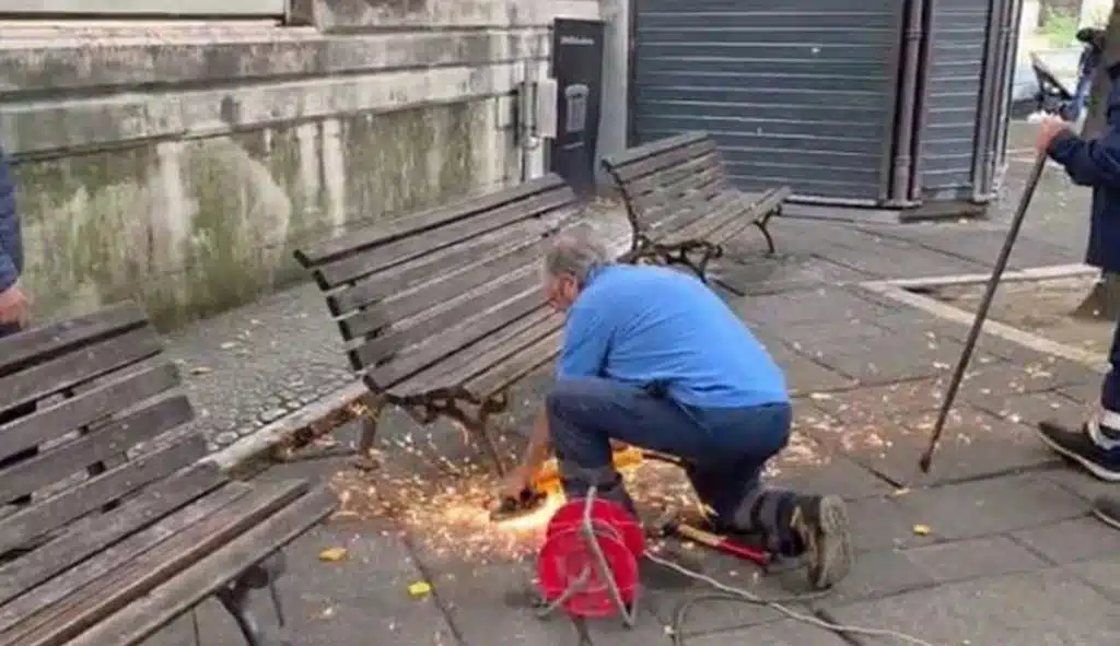 salerno rimosse panchine rione carmine