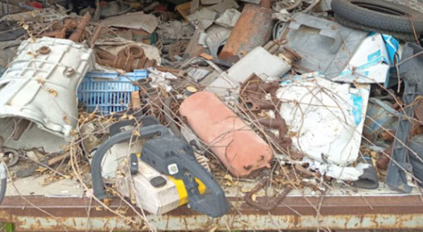 Capaccio Paestum, scoperto deposito illecito di rifiuti speciali in un’officina: area e mezzi sotto sequestro