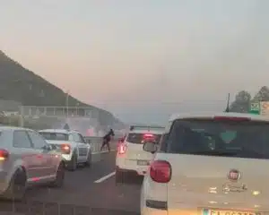 Rissa tra tifosi sull’A2 del Mediterraneo: autostrada bloccata, 150 ultras in scontro tra Casertana e Catania