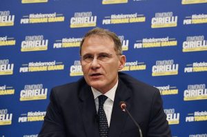 Cirielli lancia la corsa per la Campania: “Rialziamoci e torniamo grandi”. Sfida a Fico e frecciata alla Schlein