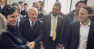 La stretta di mano tra De Luca e Schlein segna la pace nel centrosinistra campano