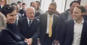 La stretta di mano tra De Luca e Schlein segna la pace nel centrosinistra campano