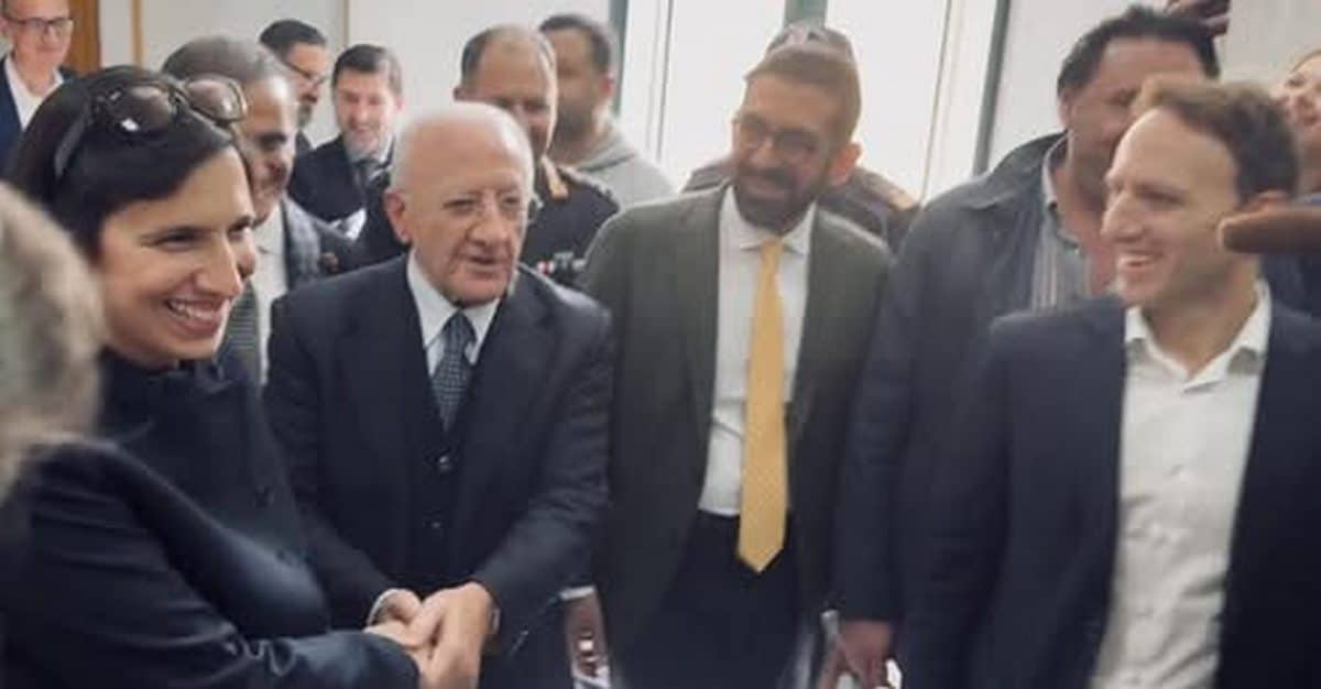 La stretta di mano tra De Luca e Schlein segna la pace nel centrosinistra campano