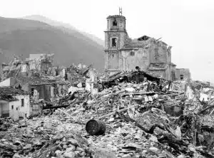 Nel cratere il ricordo non si spegne: quarantacinque anni dopo il sisma, comunità in silenzio davanti alle ferite della terra