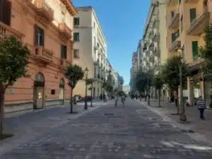 incidente salerno pacco trasloco donna ferita