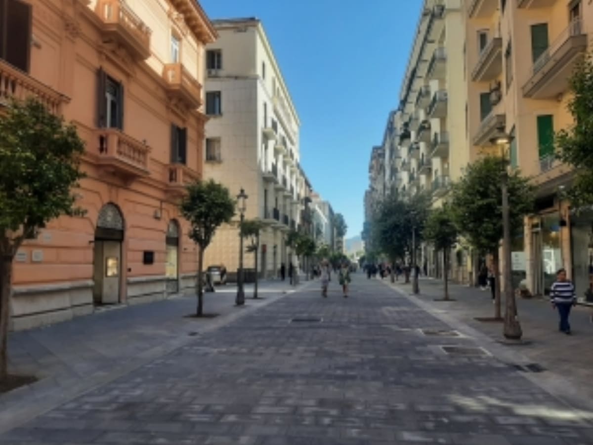 incidente salerno pacco trasloco donna ferita