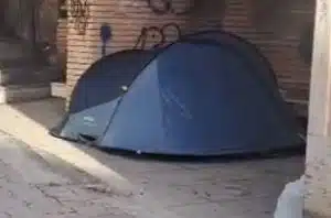 Salerno, tenda da campeggio davanti alla stazione Duomo–Via Vernieri: residenti chiedono intervento immediato