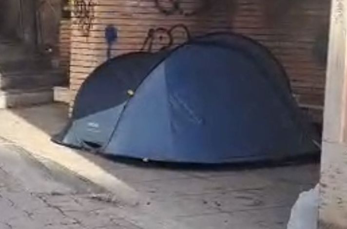 Salerno, tenda da campeggio davanti alla stazione Duomo–Via Vernieri: residenti chiedono intervento immediato
