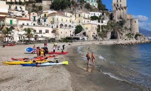 Cetara, bagno fuori stagione: spiaggia affollata per l’estate di novembre in Costiera Amalfitana