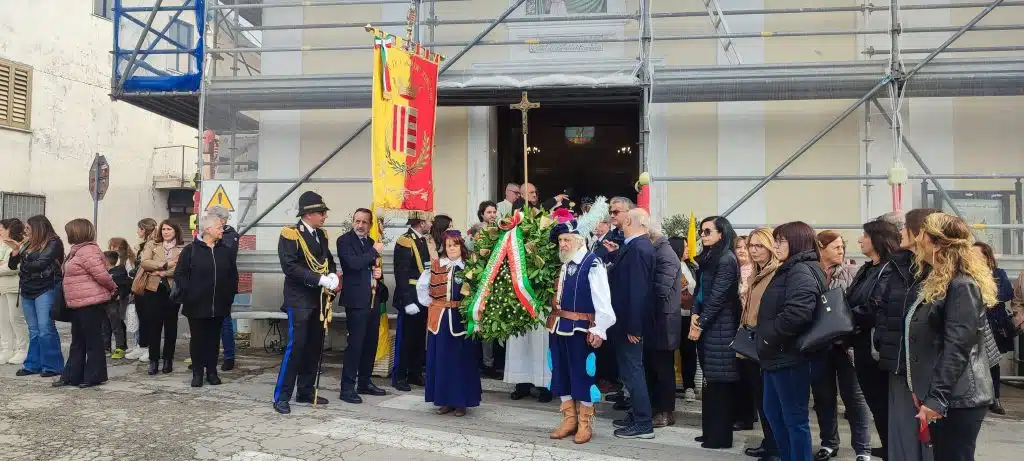 cava de tirreni omaggio caduti corona fiori