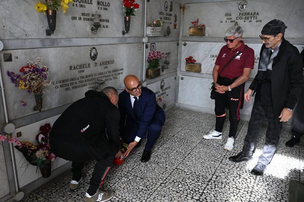 Salernitana, omaggio ai defunti: fiori e preghiere per i tifosi e i protagonisti granata scomparsi