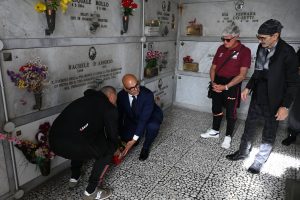 Salernitana, omaggio ai defunti: fiori e preghiere per i tifosi e i protagonisti granata scomparsi