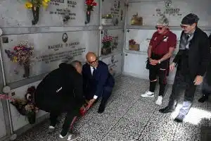 Salernitana, omaggio ai defunti: fiori e preghiere per i tifosi e i protagonisti granata scomparsi