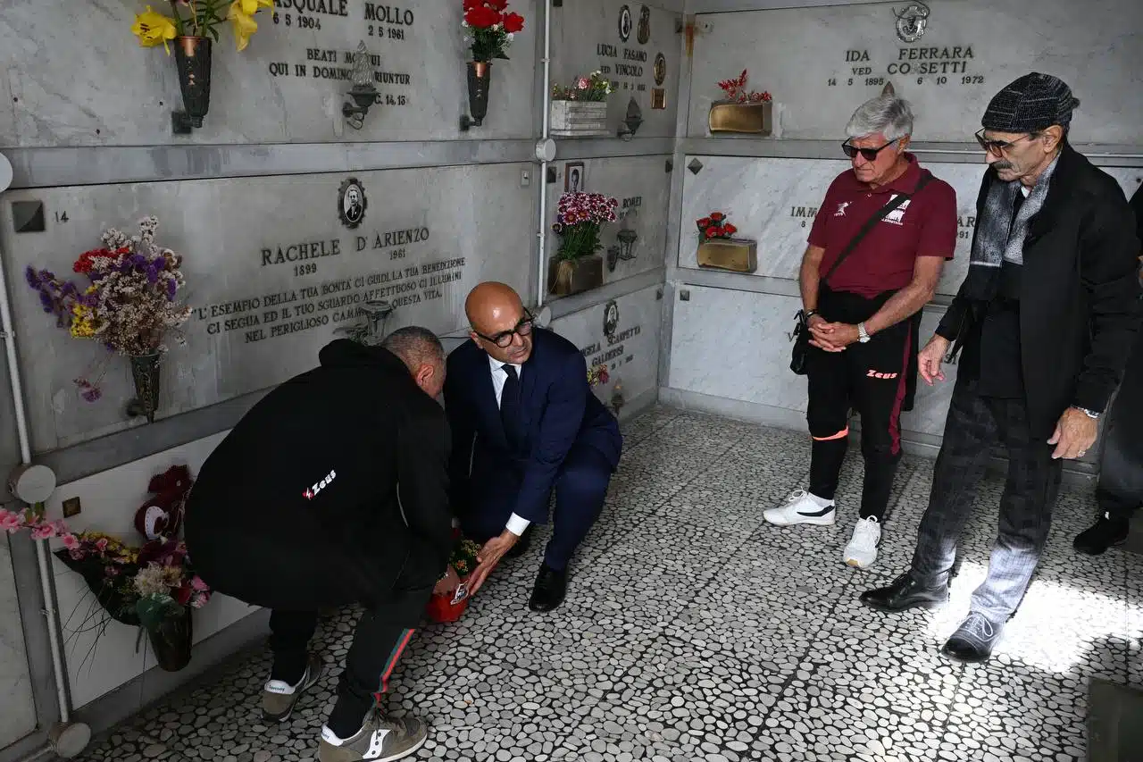 Salernitana, omaggio ai defunti: fiori e preghiere per i tifosi e i protagonisti granata scomparsi