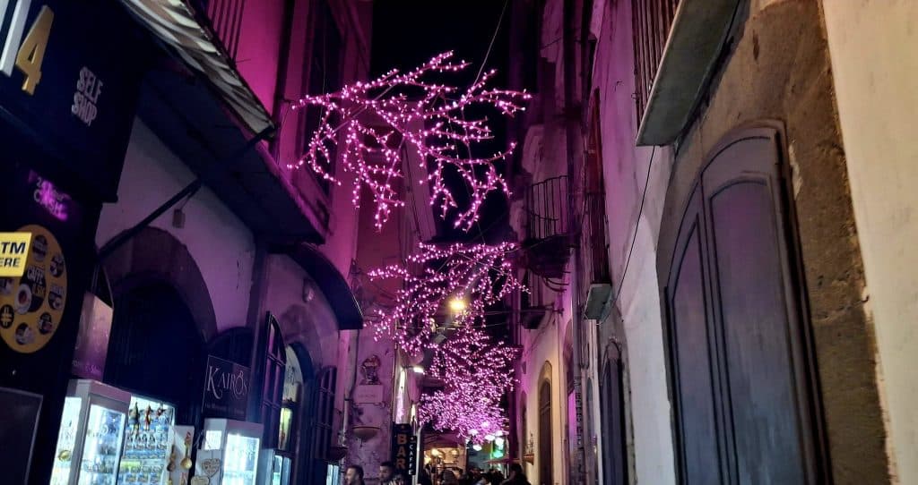 Salerno, prime accensioni per Luci d’Artista: via alle prove tecniche nel centro storico