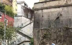 Crepe nel muraglione di via Velia: marciapiede transennato e residenti in allarme