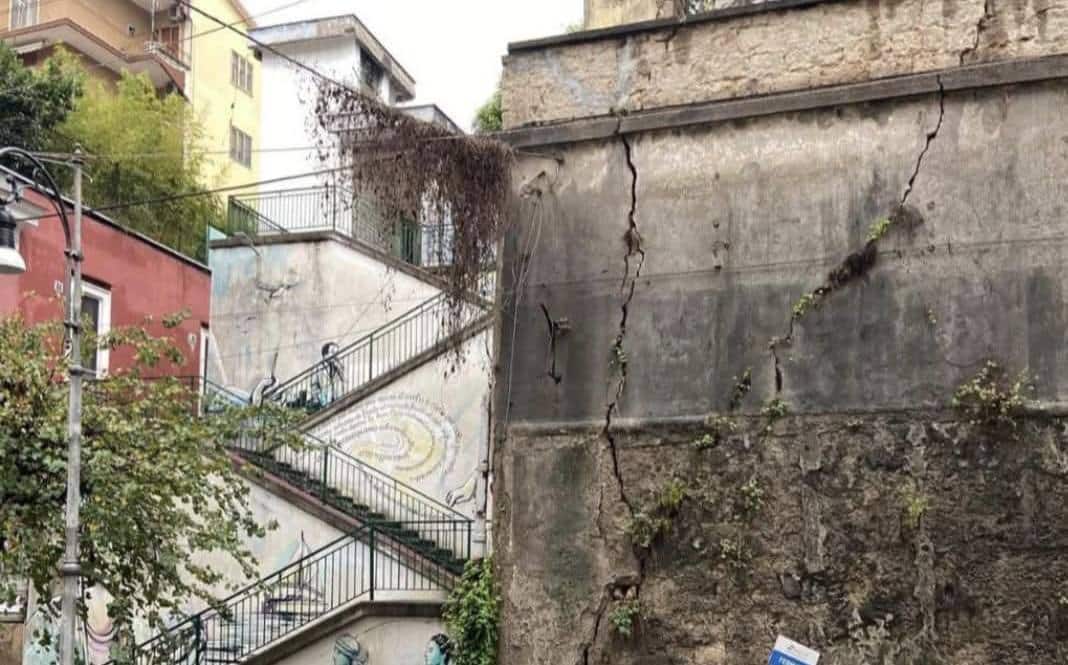 Crepe nel muraglione di via Velia: marciapiede transennato e residenti in allarme