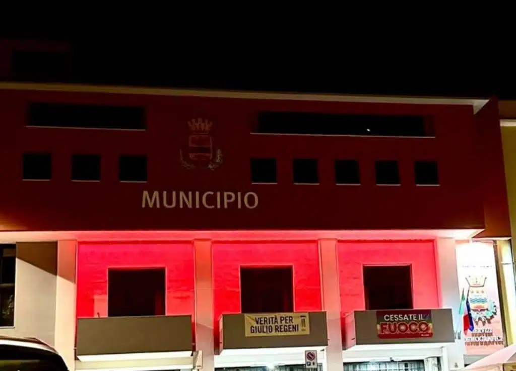 giornata internazionale violenza donne eboli illuminata rosso