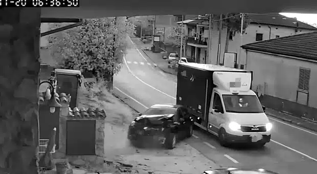 Sala Consilina, scontro tra auto e furgone: indagini in corso sulla dinamica dell’incidente