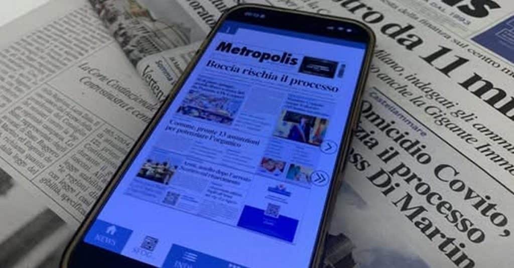 Furgone dei giornali svaligiato di notte: rapinatori fuggono con la merce a Napoli