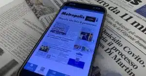 Furgone dei giornali svaligiato di notte: rapinatori fuggono con la merce a Napoli