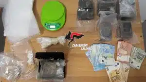 Salerno, arrestati due fratelli con oltre 3 chili di droga e migliaia di euro in contanti