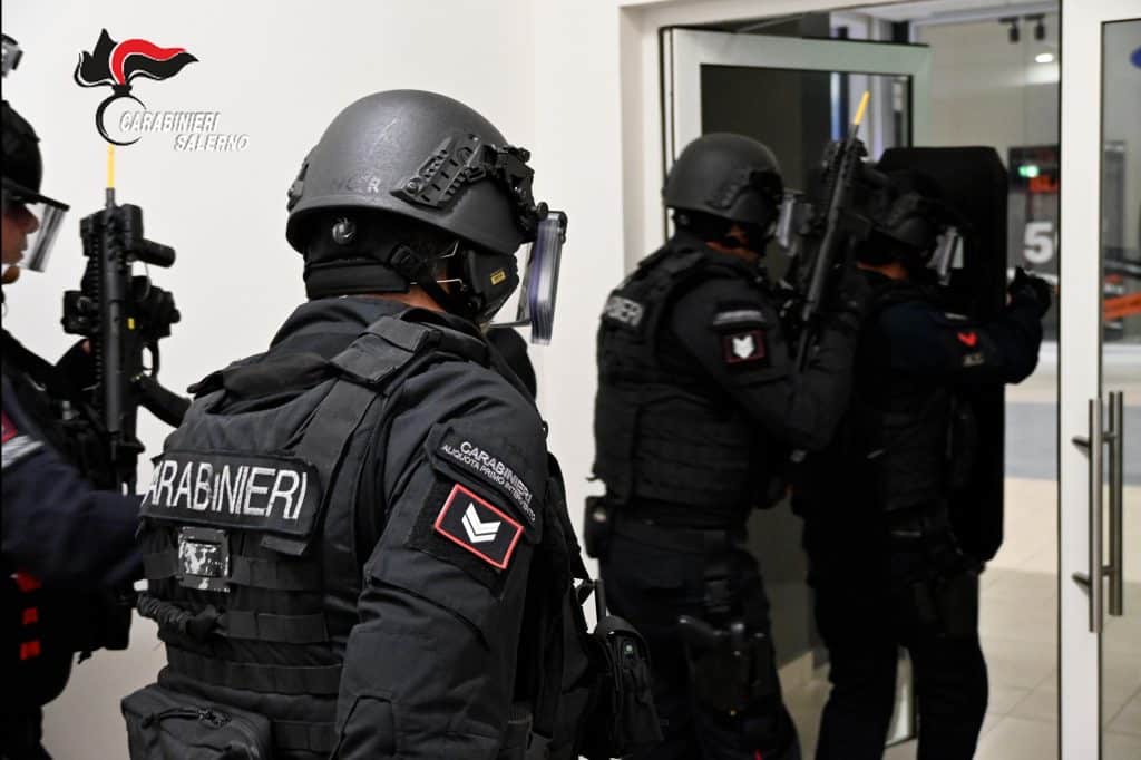 Salerno, esercitazione ad alto rischio al centro commerciale: simulato arresto di un latitante e intervento degli artificieri