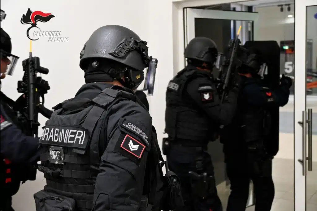 Salerno, esercitazione ad alto rischio al centro commerciale: simulato arresto di un latitante e intervento degli artificieri