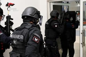 Salerno, esercitazione ad alto rischio al centro commerciale: simulato arresto di un latitante e intervento degli artificieri