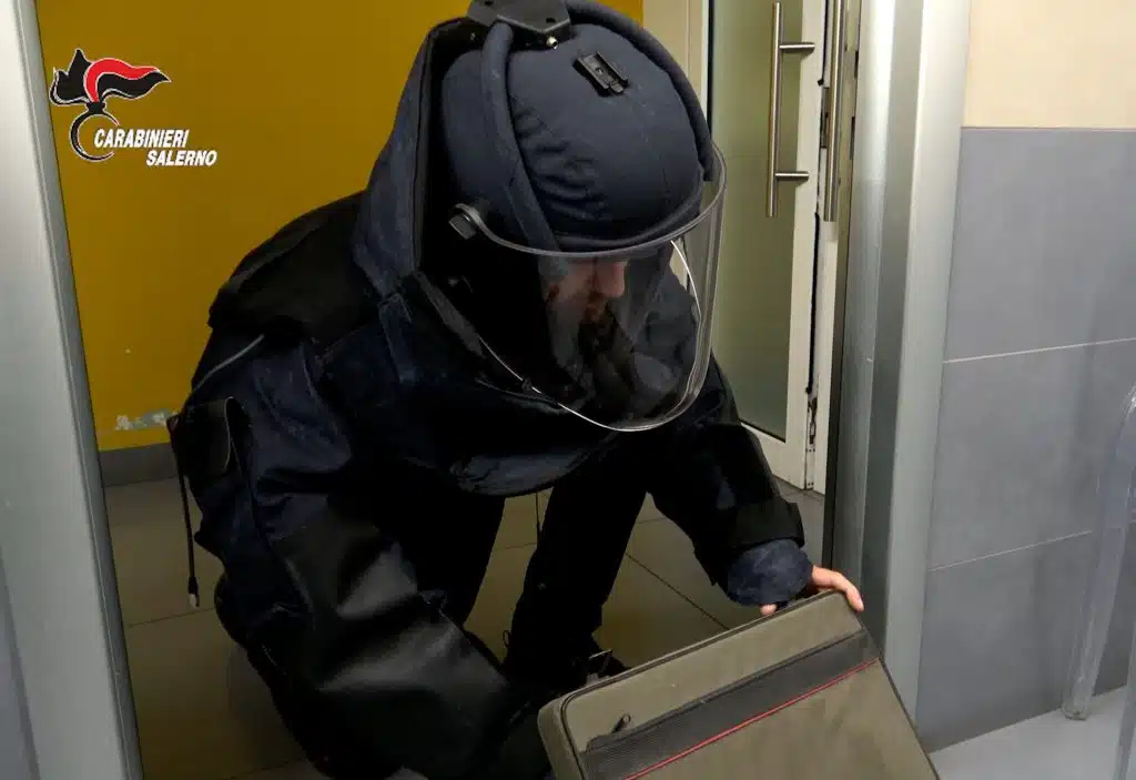 Salerno, esercitazione ad alto rischio al centro commerciale: simulato arresto di un latitante e intervento degli artificieri