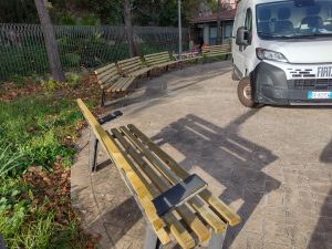Riqualificati i giardinetti della Carnale: completato il rifacimento delle panchine
