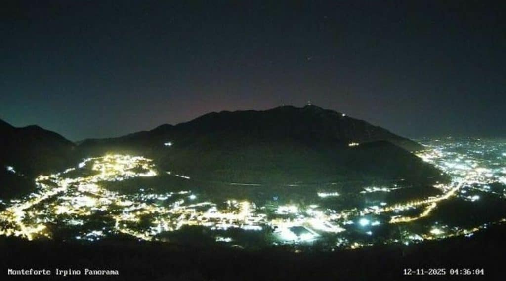 aurora boreale campania cielo rosso tempesta geomagnetica