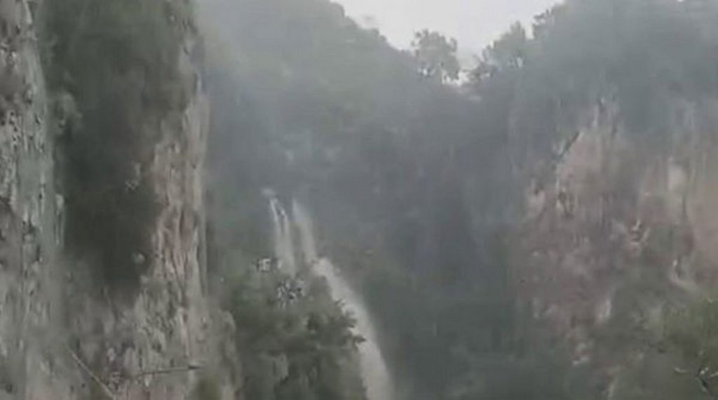 Pioggia torrenziale a Furore, la strada si trasforma in un fiume: disagi e timori in Costiera Amalfitana