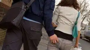 salerno fermato uomo molestie