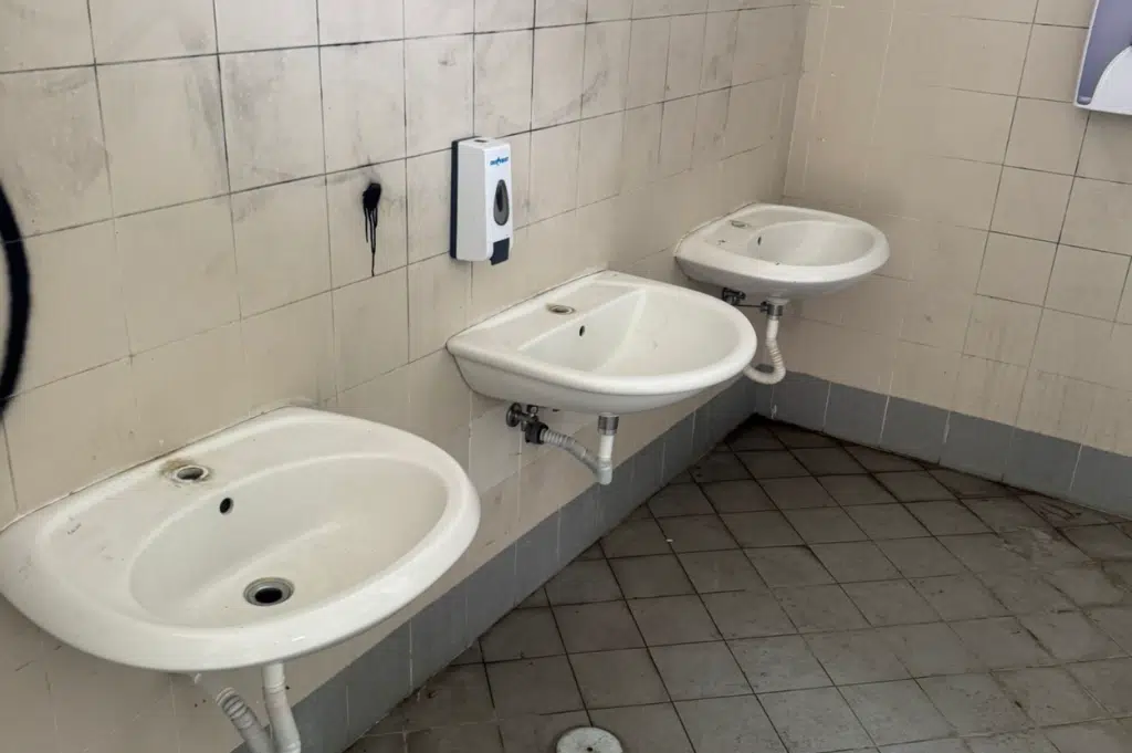 distrutti bagni villa scafati