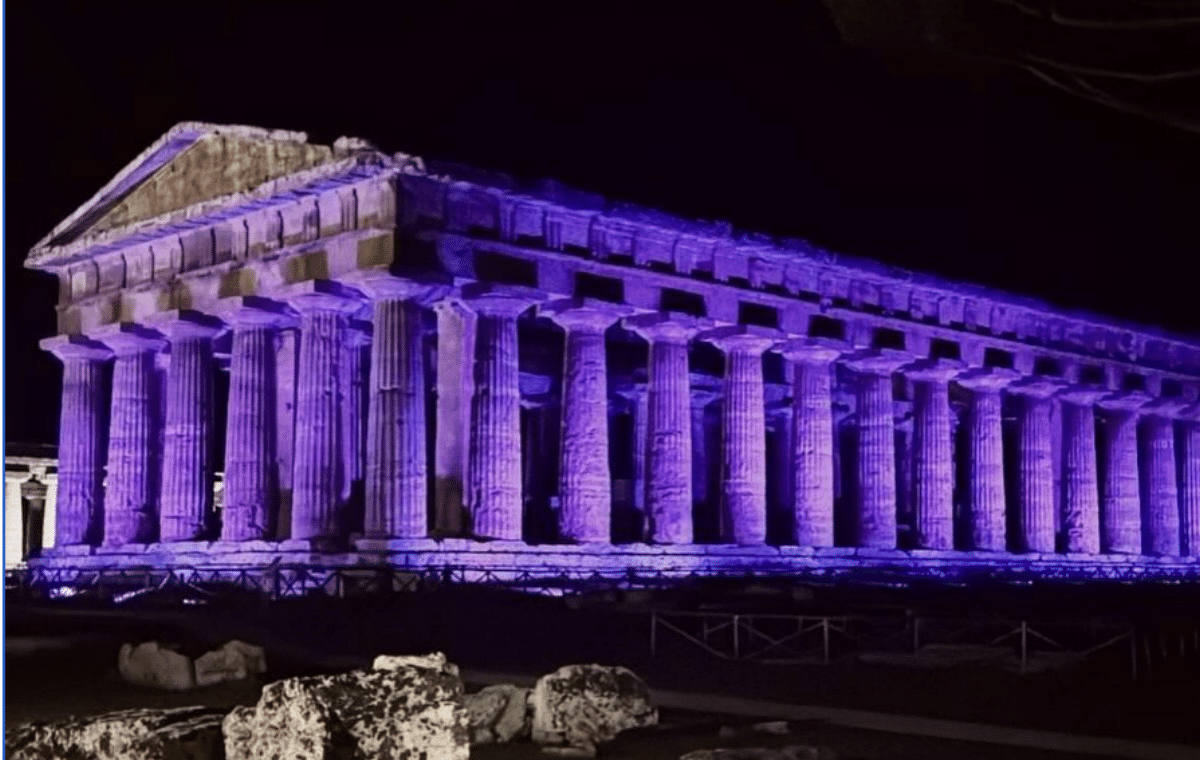tempio nettuno paestum illuminato viola Giornata Mondiale Prematurità