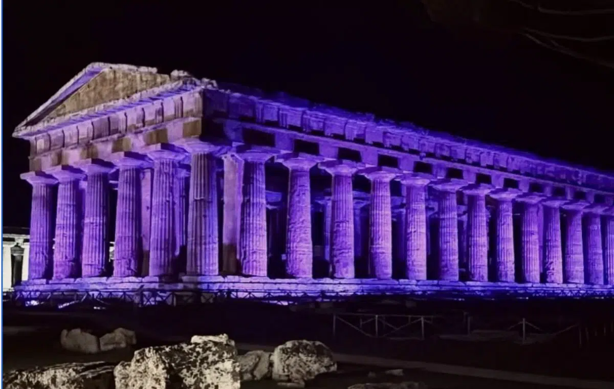 tempio nettuno paestum illuminato viola Giornata Mondiale Prematurità