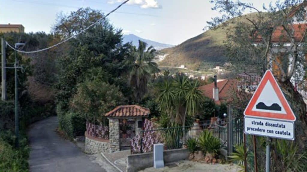 Una donna di 50 anni è stata trovata morta in una baracca a Cava de’ Tirreni: accanto al corpo una siringa