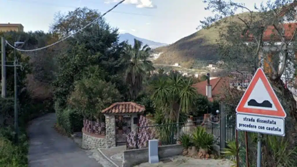 Una donna di 50 anni è stata trovata morta in una baracca a Cava de’ Tirreni: accanto al corpo una siringa