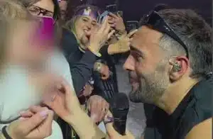 Eboli, Mengoni scende dal palco al PalaSele e saluta una fan di nove mesi: il gesto diventa virale